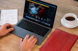 FIXED Oxford kožené pouzdro pro Apple MacBook Pro 15" (2016 a novější), červená