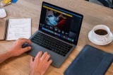 FIXED Oxford kožené pouzdro pro Apple MacBook Pro 15" (2016 a novější), modrá