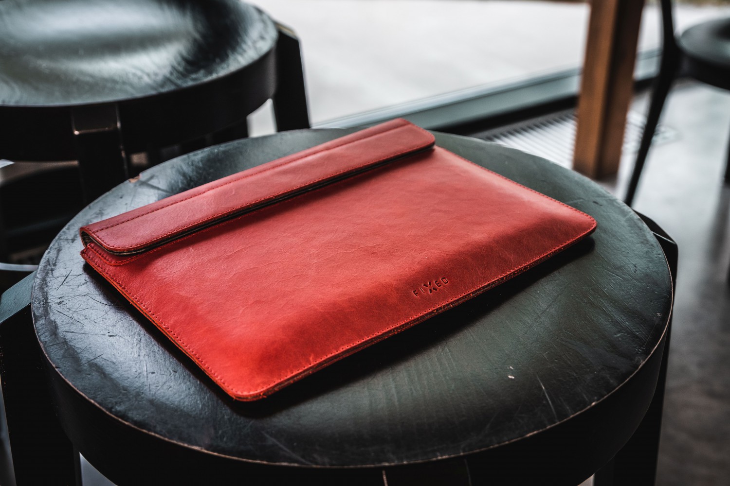 FIXED Oxford kožené pouzdro pro Apple MacBook Pro 16" (2019 a novější), červená