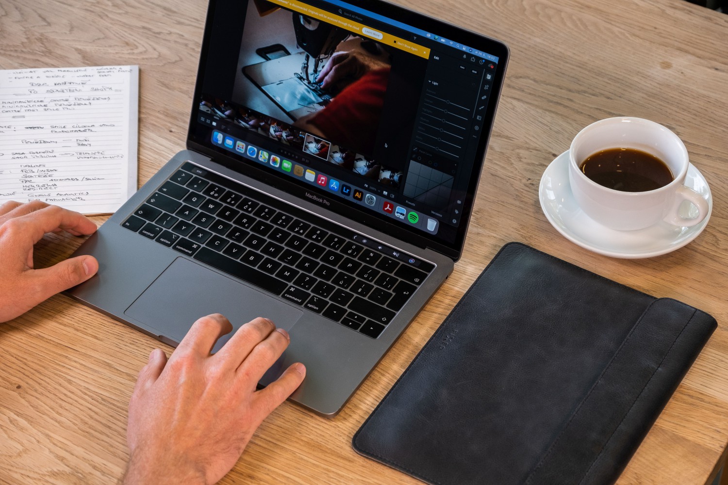 FIXED Oxford kožené pouzdro pro Apple MacBook Pro 16" (2019 a novější), černá