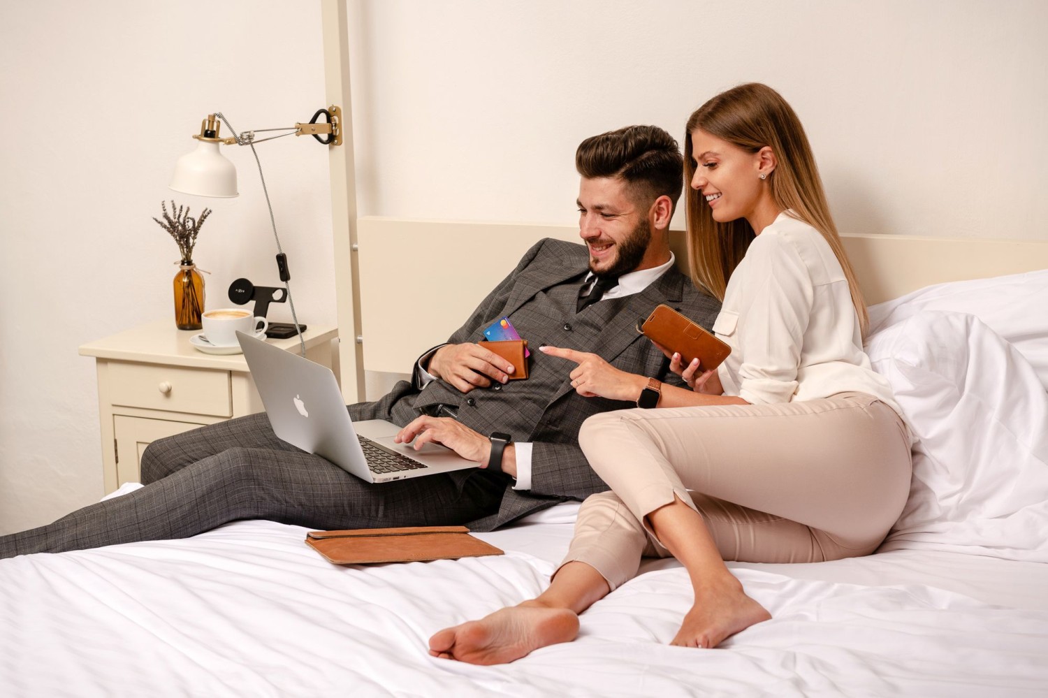 Kožené pouzdro FIXED Oxford pro Apple MacBook Air 13,6" (2022) M2, hnědá