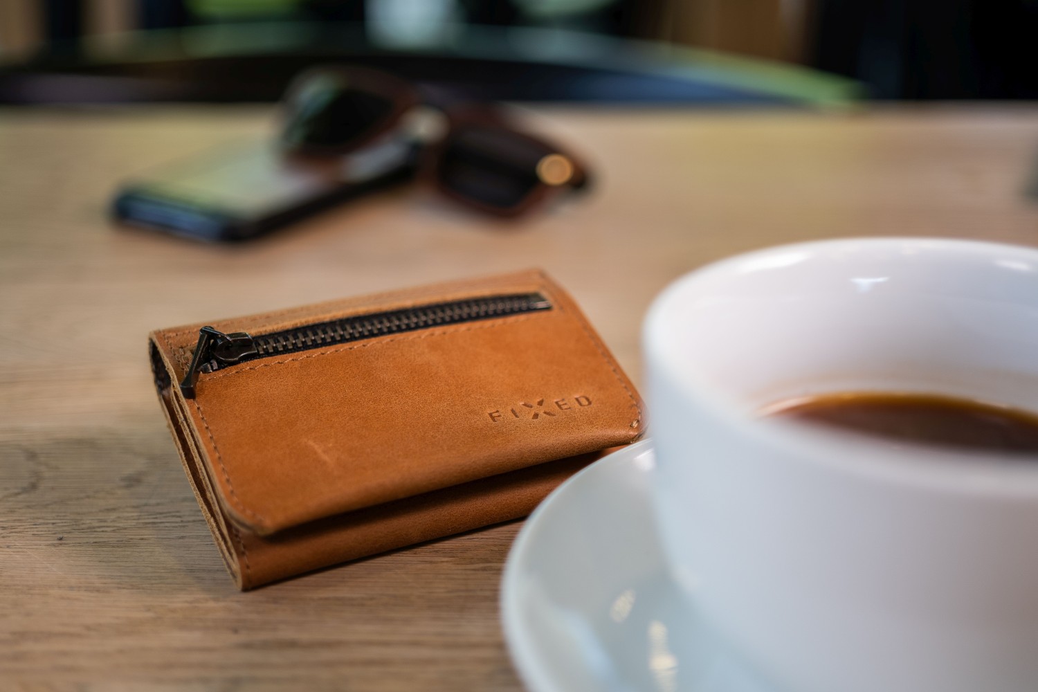 Kožená peněženka FIXED Tripple Wallet for AirTag z pravé hovězí kůže, hnědá