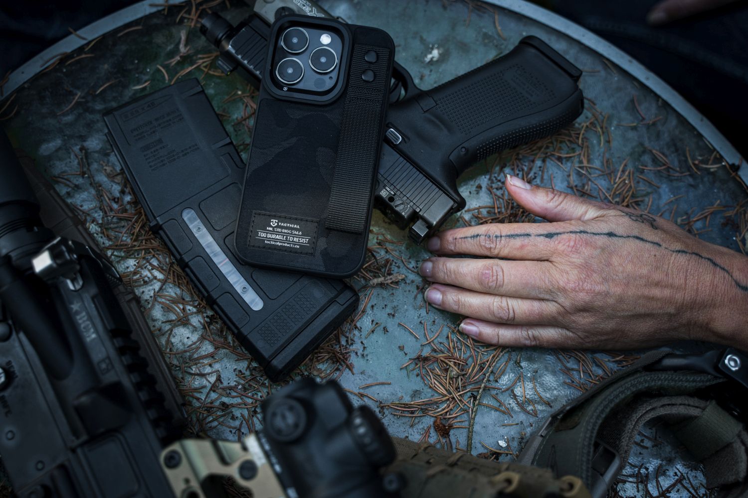 Zadní kryt Tactical Camo Troop pro Apple iPhone 14 Pro, černá
