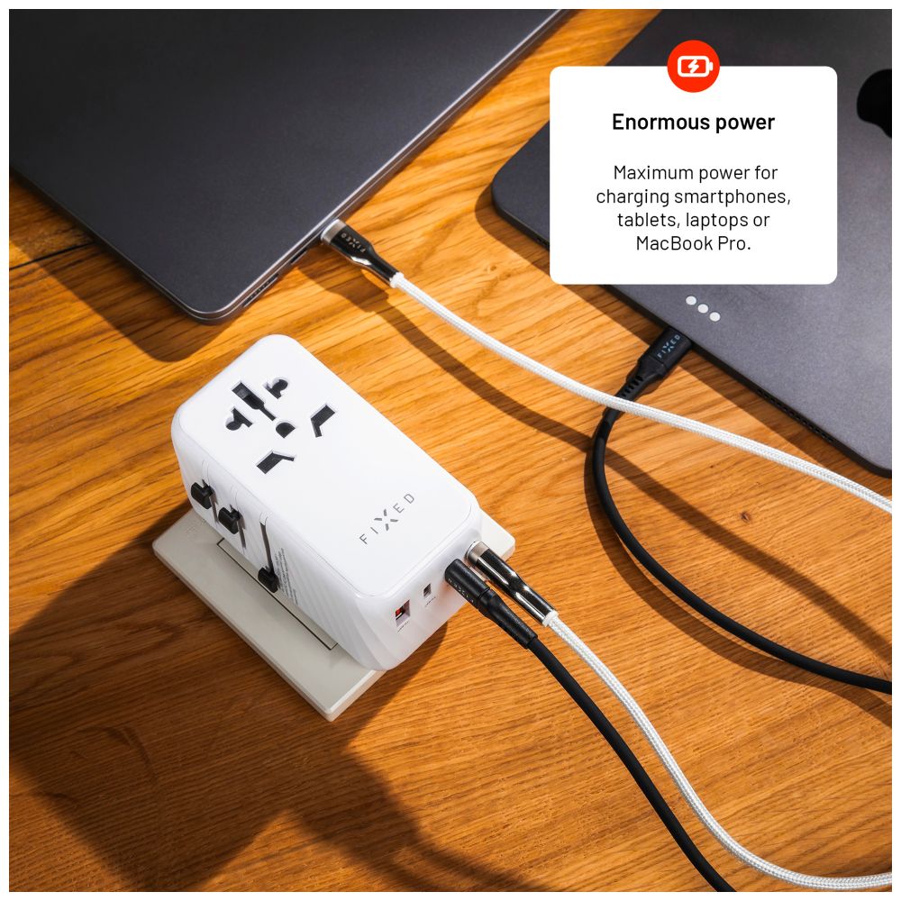 Cestovní adaptér FIXED Voyager 120W pro EU, UK a USA/AUS, s 3xUSB-C a 1xUSB výstupem, GaN, PD 120W, bílý