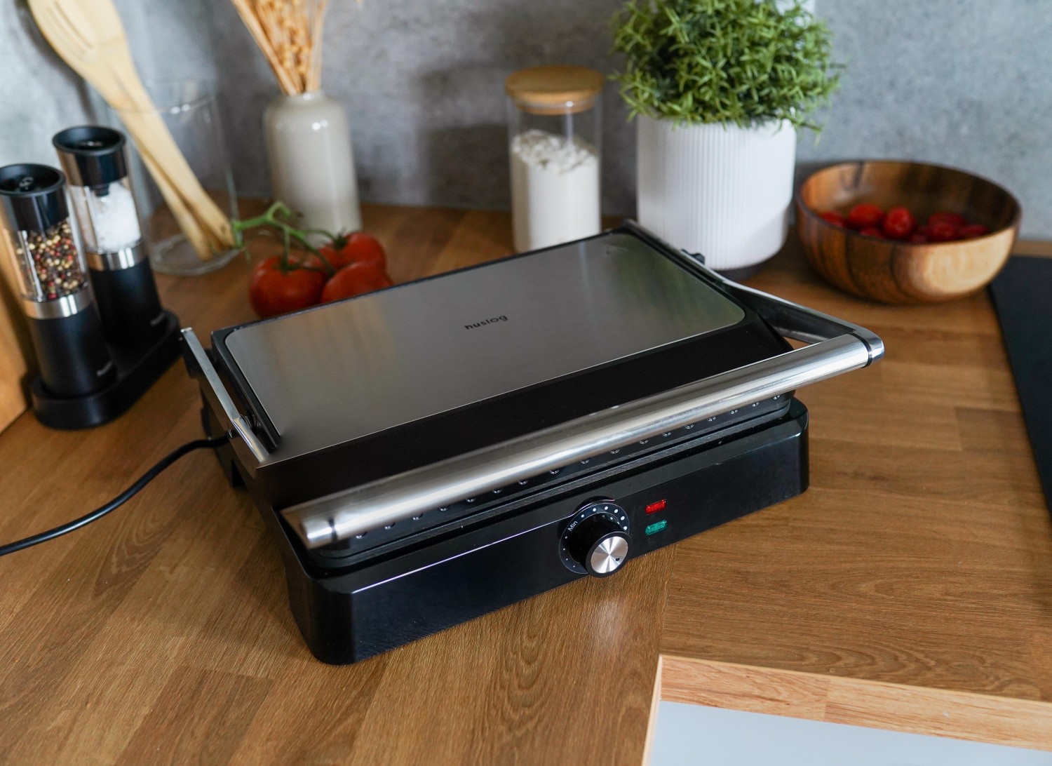 Huslog AK-2143  Kontaktní gril 2200W stříbrná