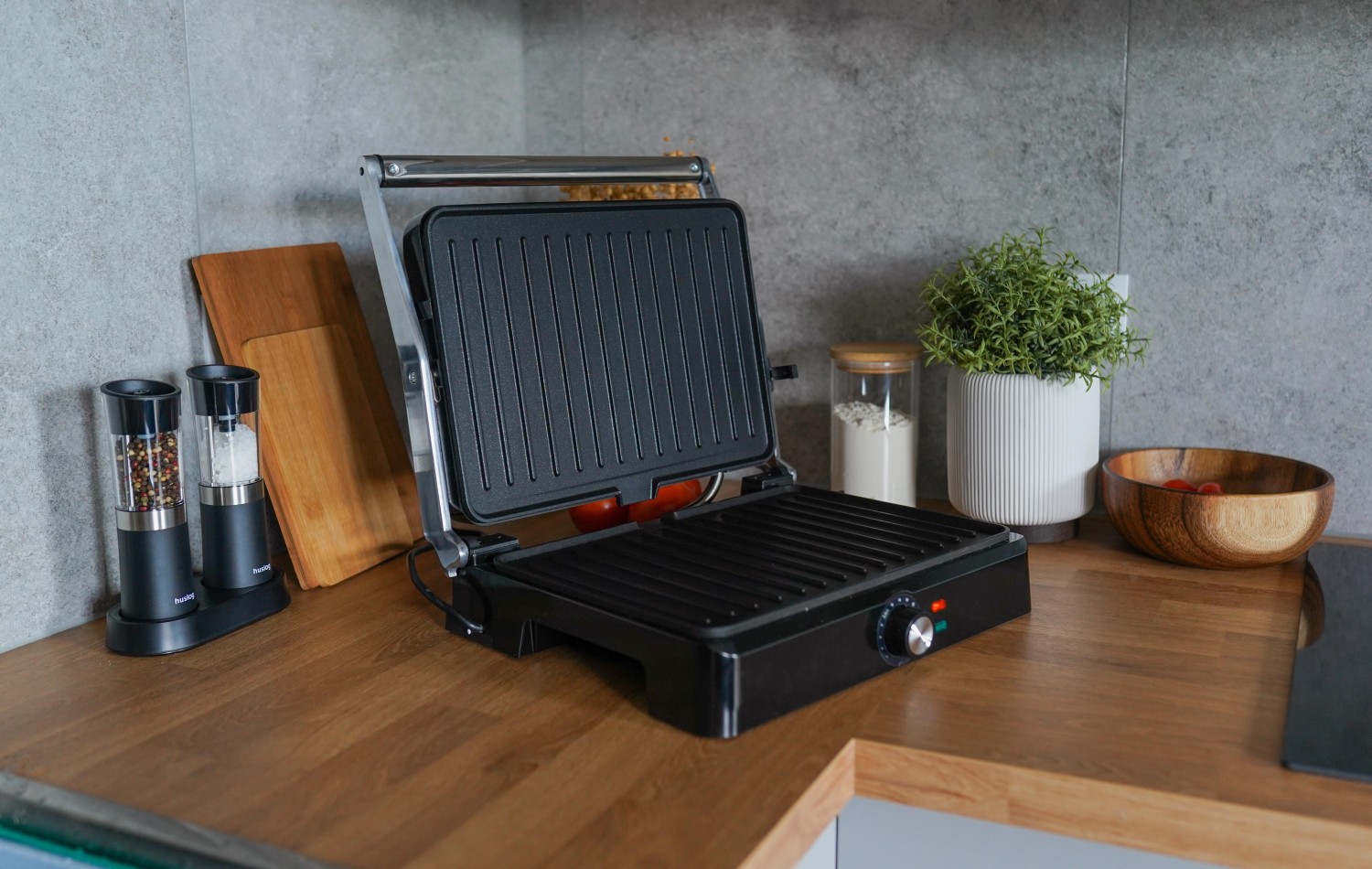 Huslog AK-2143  Kontaktní gril 2200W stříbrná