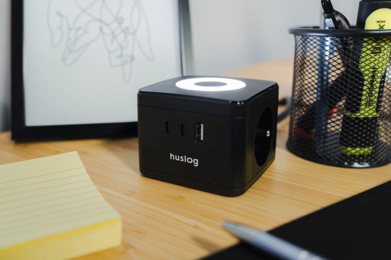 Huslog HUS1001 Nabíjecí stanice 12W 2xzásuvka, 2xUSB-C, 1xUSB černá