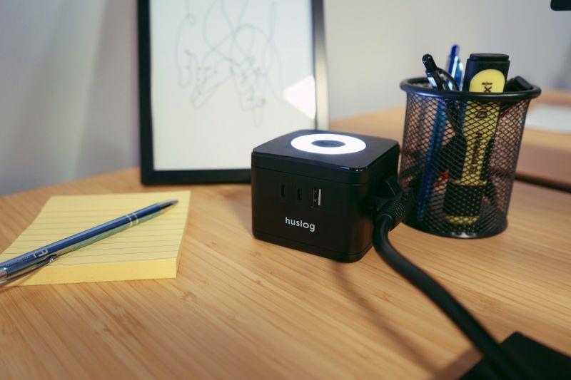 Huslog HUS1001 Nabíjecí stanice 12W 2xzásuvka, 2xUSB-C, 1xUSB černá