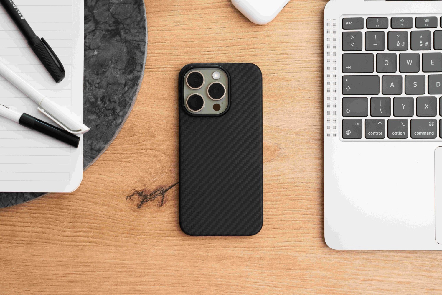 Pouzdro SWISSTEN MAGCARBON pro Apple iPhone 17, černá