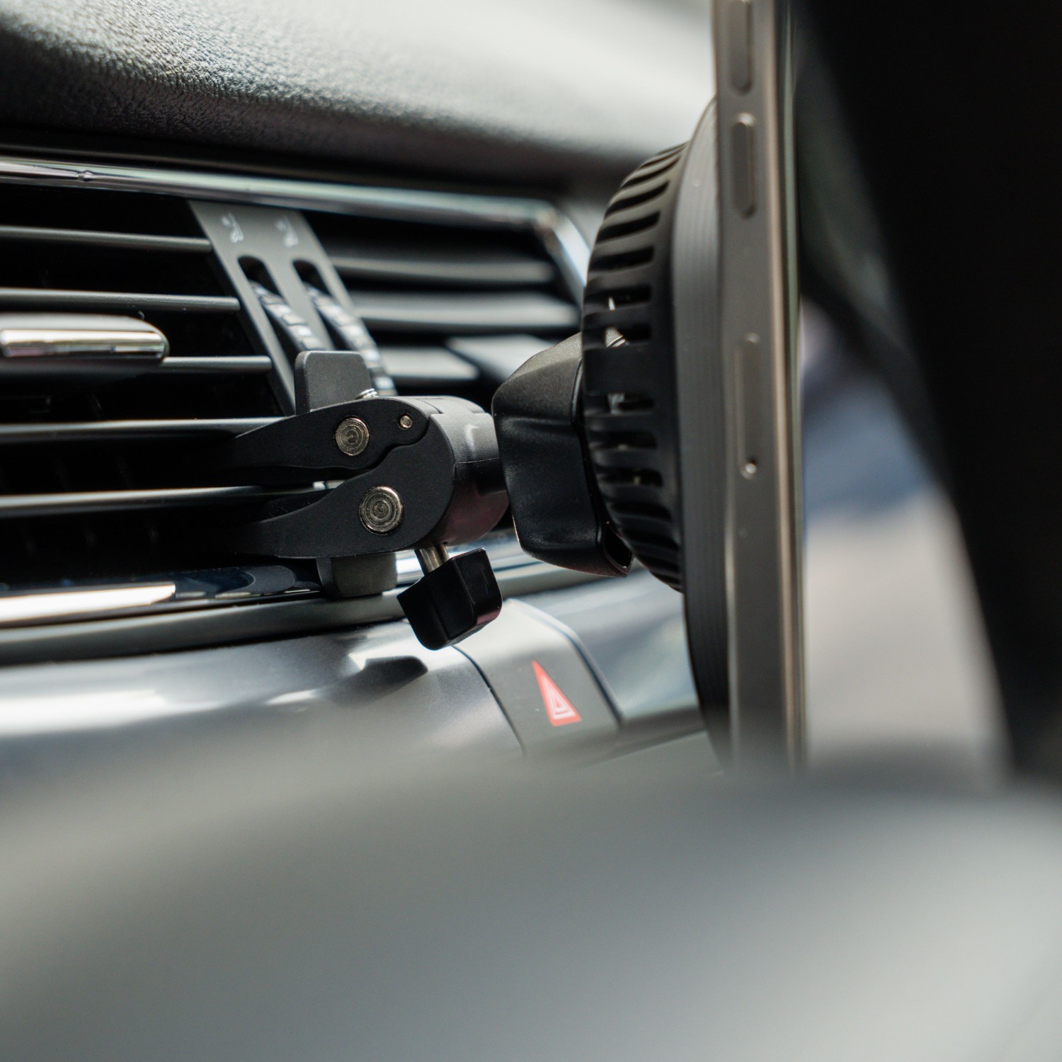 Magnetický držák do ventilace Swissten MagRide s bezdrátovým Qi2 15W nabíjením (kompatibilní s MagSafe)