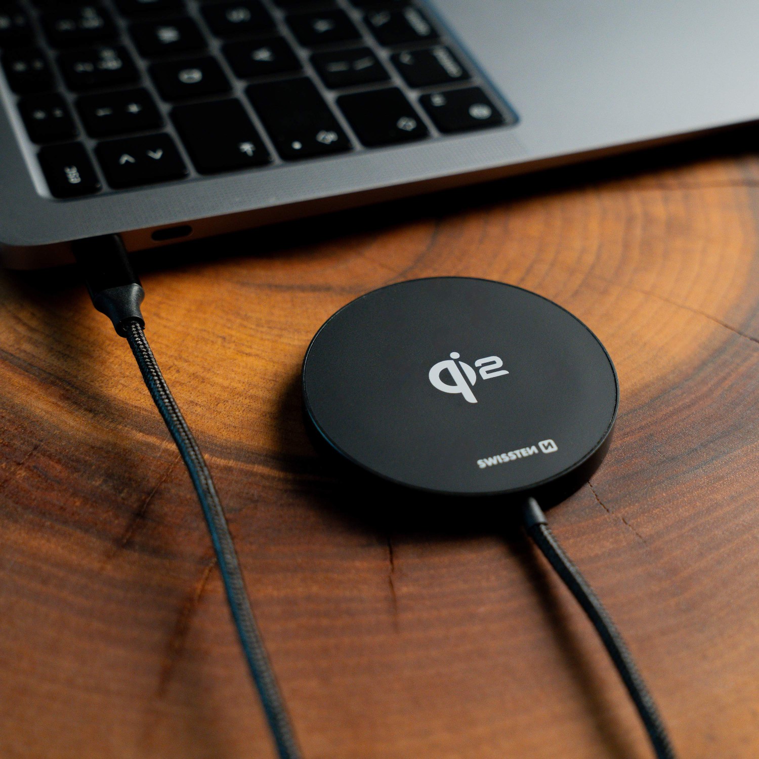 Bezdrátová nabíječka Swissten MagPuck Qi2 (kompatibilní s MagSafe)