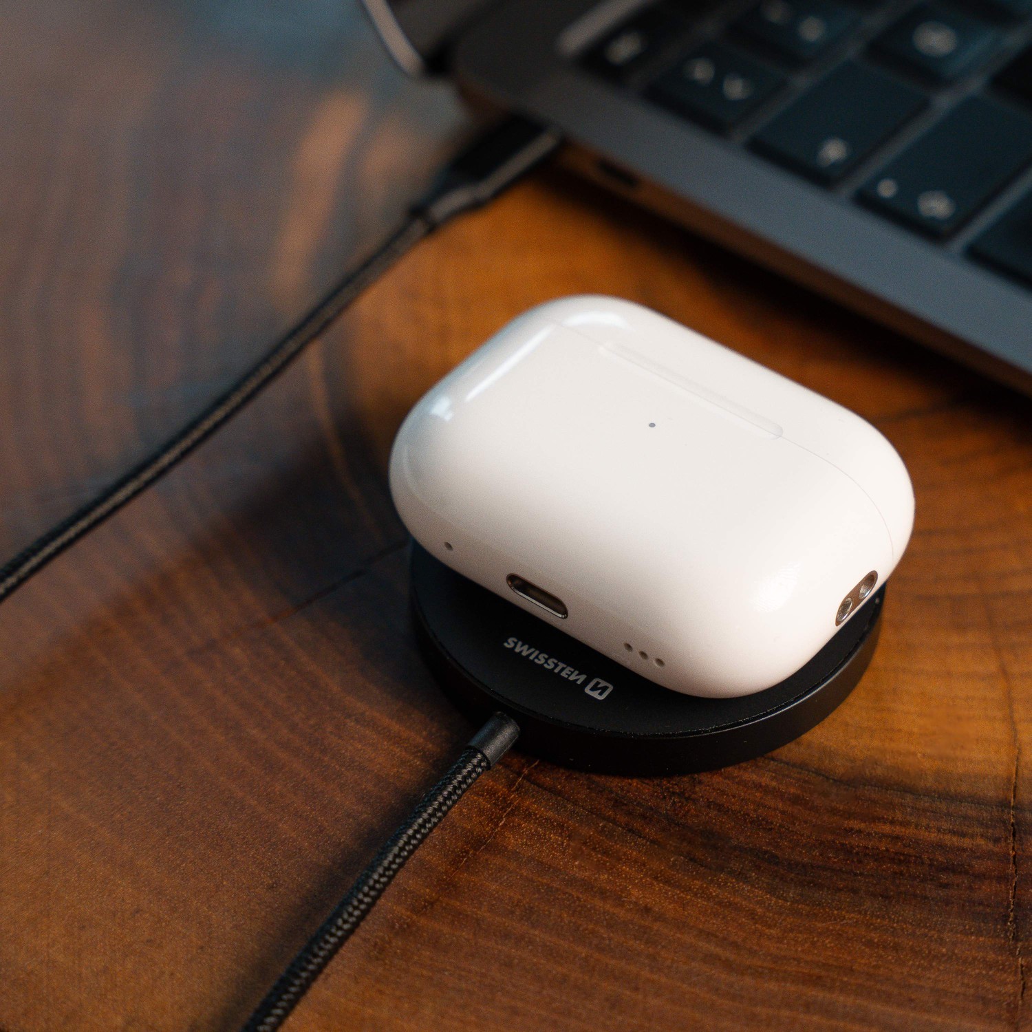 Bezdrátová nabíječka Swissten MagPuck Qi2 (kompatibilní s MagSafe)