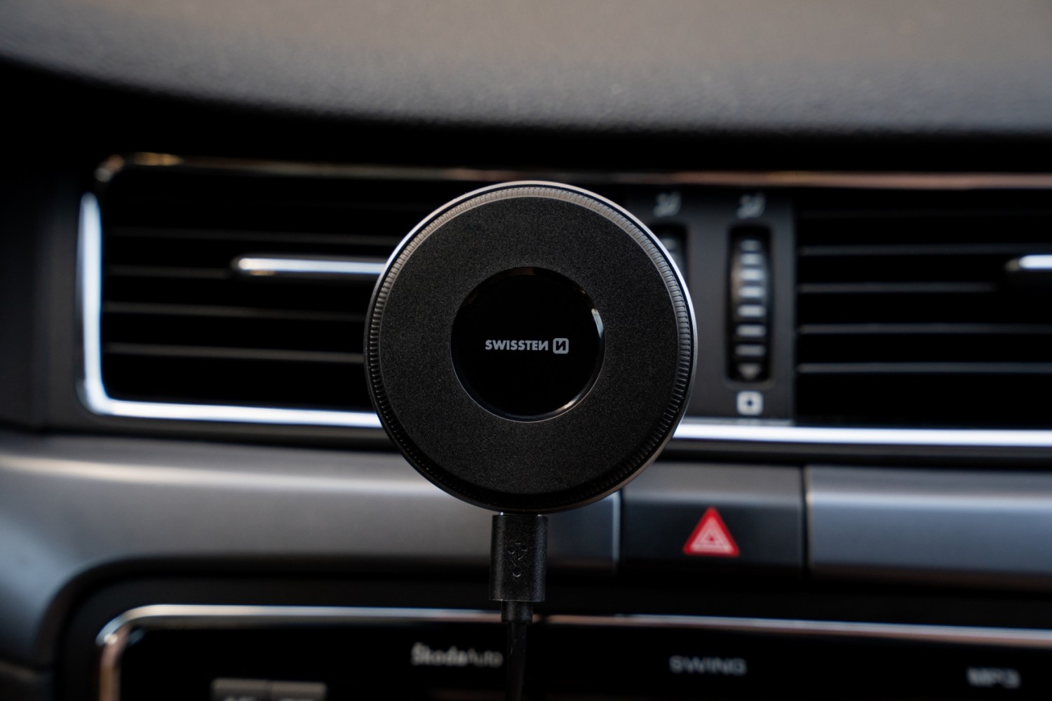 Magnetický držák do ventilace Swissten AirHold s bezdrátovým nabíjením (kompatibilní s MagSafe)