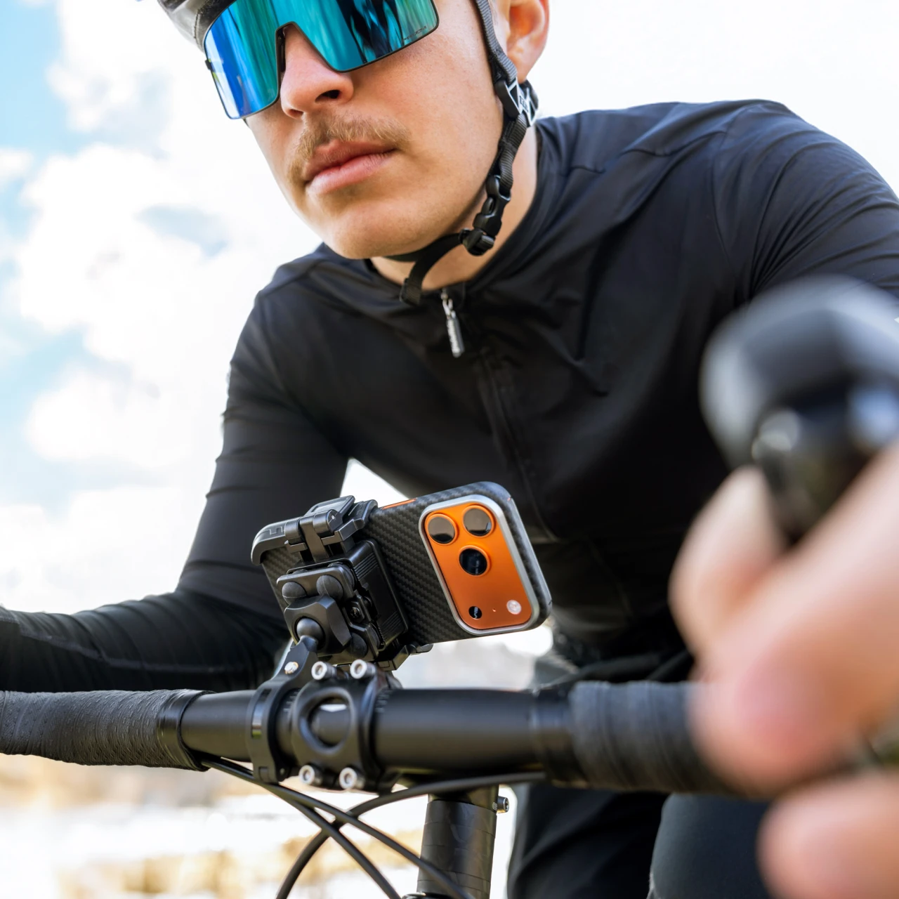 Univerzální držák mobilního telefonu na motorku a kolo FIXED Bikee Anti-Shock s antivibračním modulem, černý