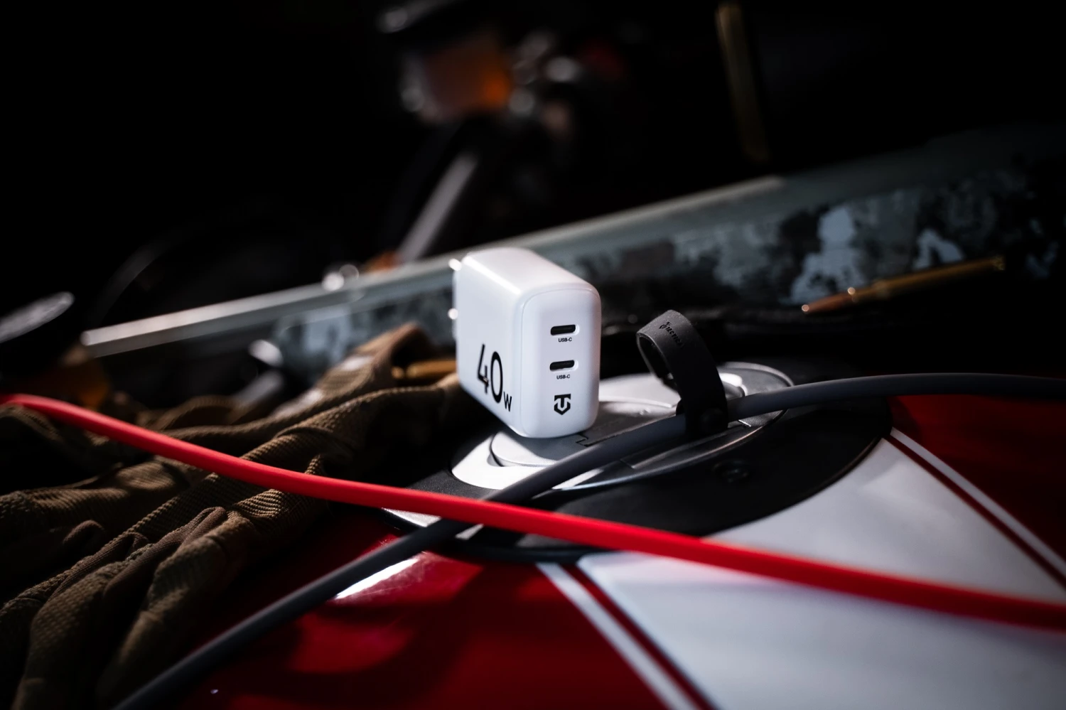 Nabíjecí adaptér Tactical Base Plug Dual 40W, bílá