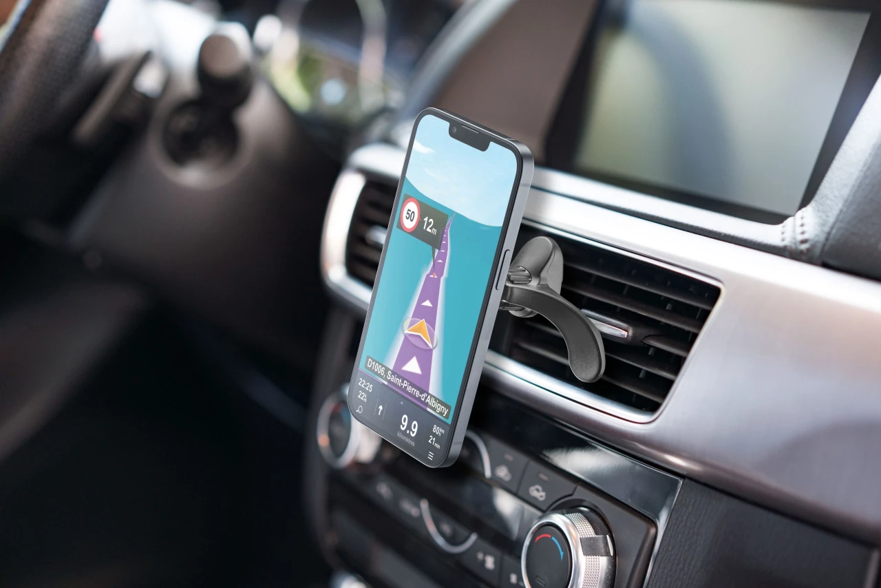 Magnetický držák Cellularline Touch Mag Air Vents s uchycením do mřížky ventilace a podporou MagSafe, černá