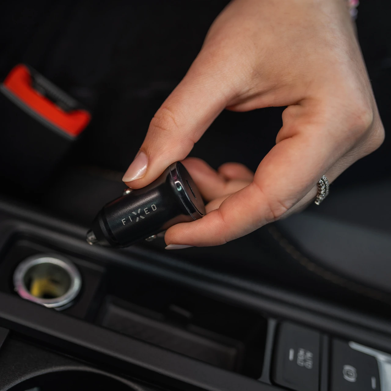 Autonabíječka FIXED s USB-C výstupem a podporou PD, 30W, černá