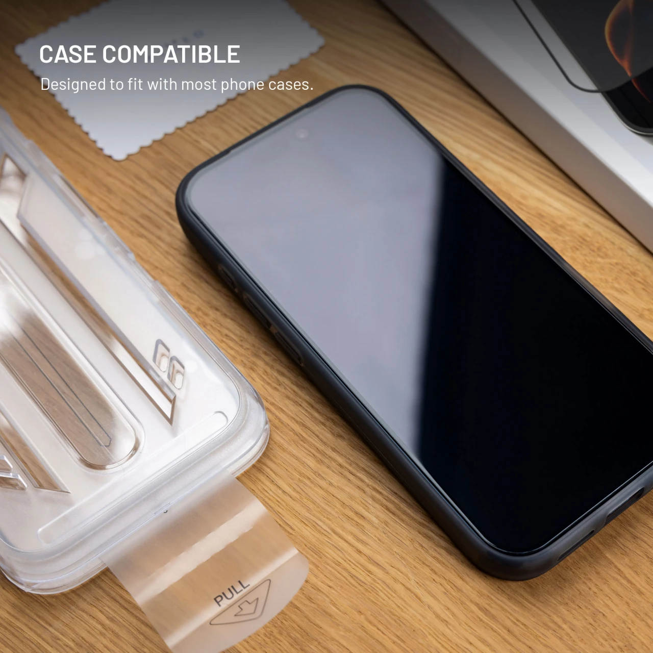 Ultra odolné tvrzené sklo FIXED Long-Life s Anti-dust aplikátorem pro Apple iPhone 15, černá