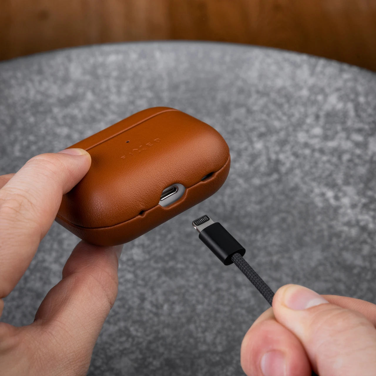 Kožené pouzdro FIXED PodsLeather s podporou MagSafe pro Apple AirPods Pro 2/Pro 2 (USB-C), hnědá