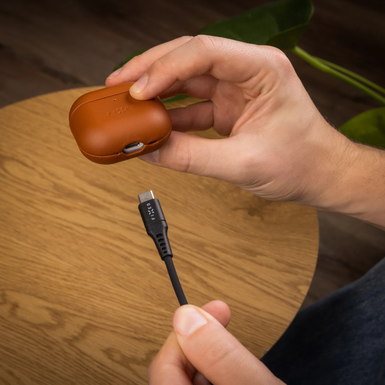 Kožené pouzdro FIXED PodsLeather pro Apple AirPods 4, hnědá