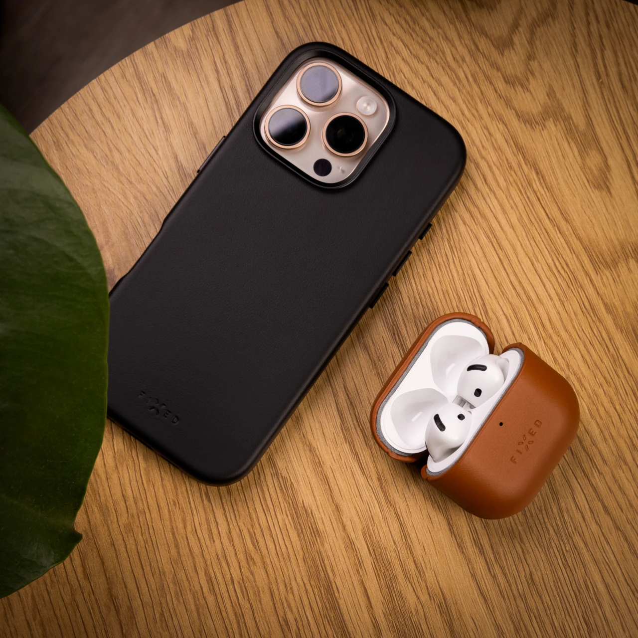Kožené pouzdro FIXED PodsLeather pro Apple AirPods 4, hnědá