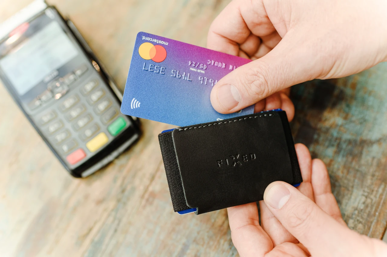 Kožená peněženka FIXED Tiny Wallet z pravé hovězí kůže, černá